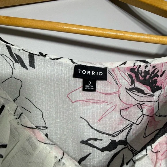 Torrid Women’s Plus Size Floral Blouses Bundle Lot Size 3XL - Picture 5 of 7